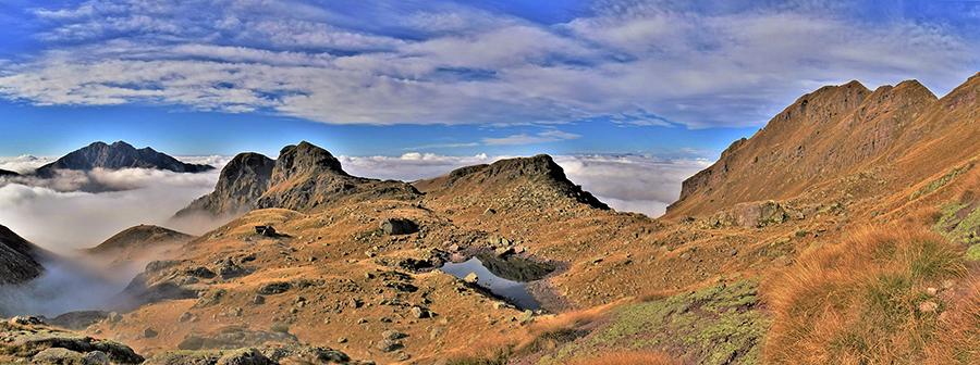 Laghetto di Pietra Quadra (2116 m)...le nebbie rimangono in valle